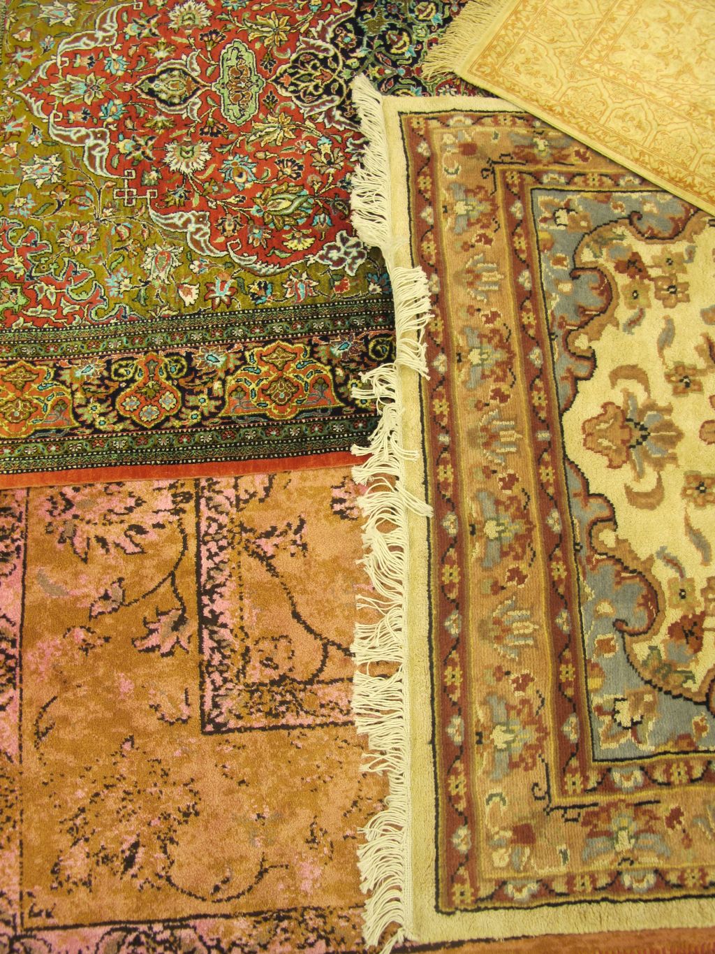 Detalii cu covoare din matase provenienta Pakistan de la Flying Carpets