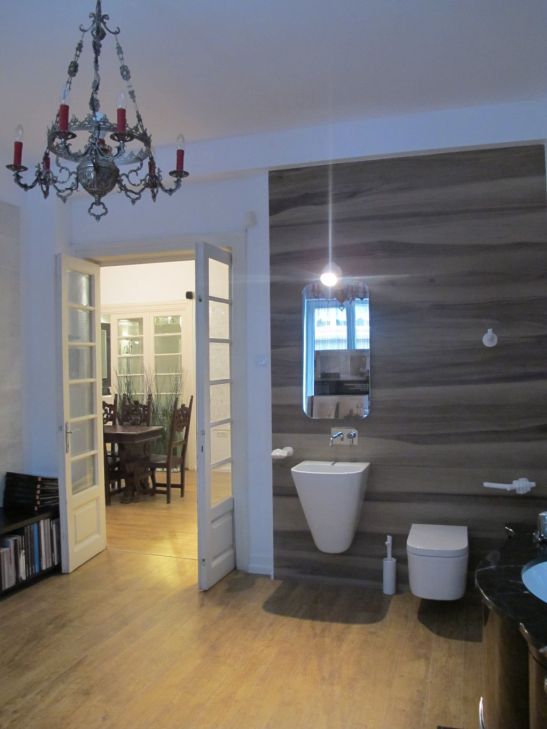 Propunere de baie moderna cu placi care imita lemnul lungi de 180 cm in showroomul Dream Home Design