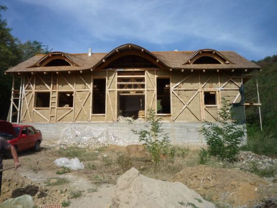 Casa construita cu baloti de paie in Valea Nucului Buzau
