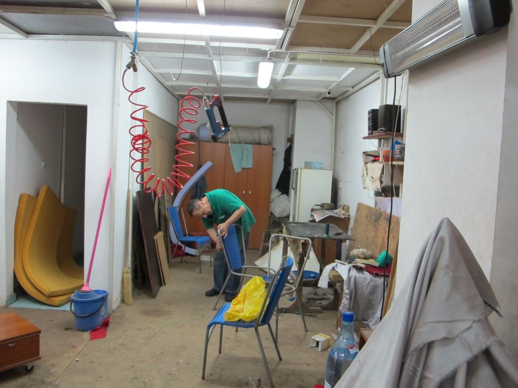 Tapiterul Liviu Storelu la reaba cu refacerea intregii umpluturi a unor scaune cu cadre din metal