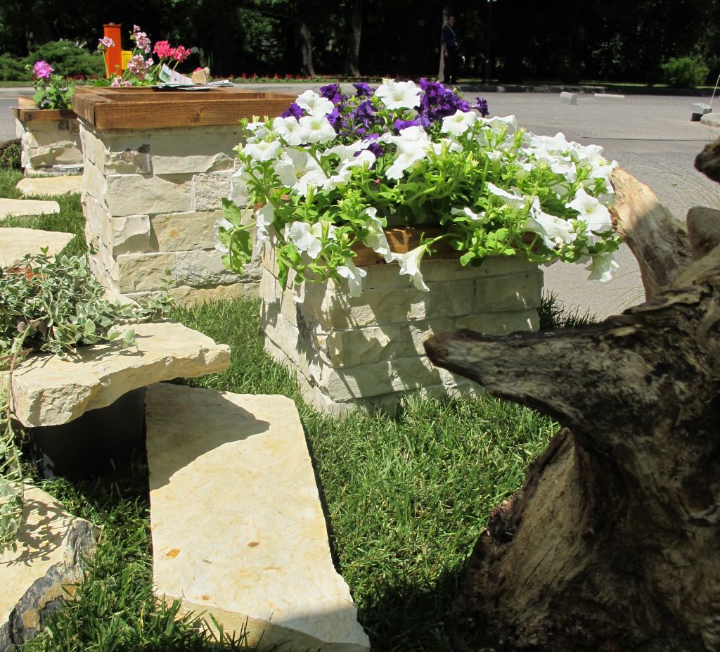 Jardiniere placate cu piatra si piatra decorativa pentru gradina de la Vast Natur