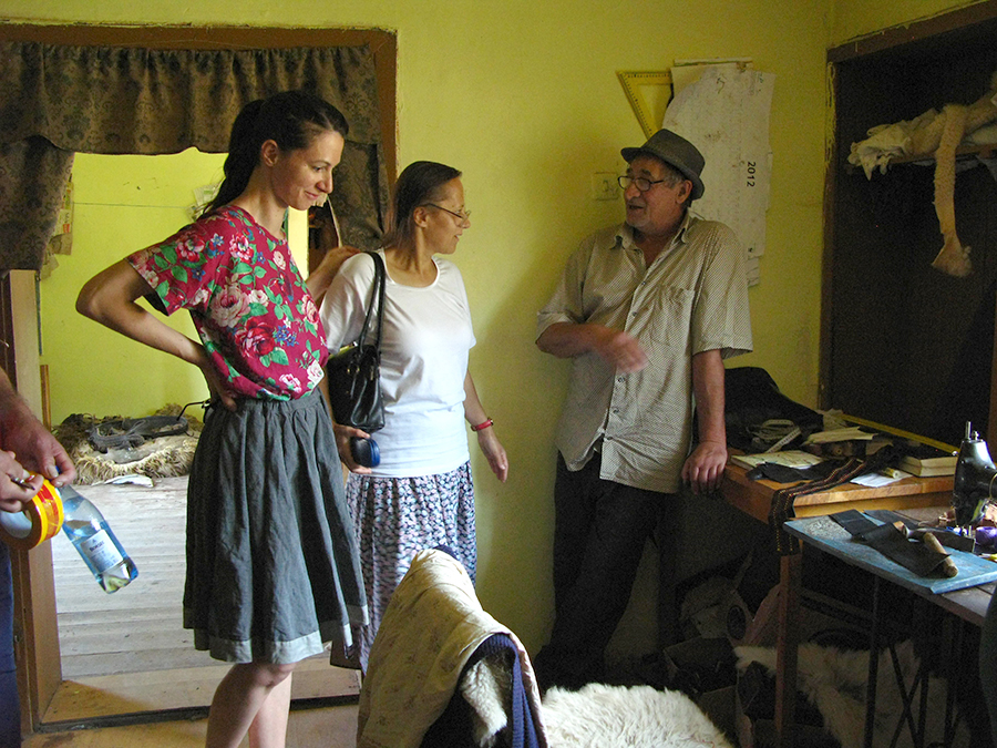 Ileana Sebe si Agnes Lukacs la taclale cu unul din meșterii sibieni